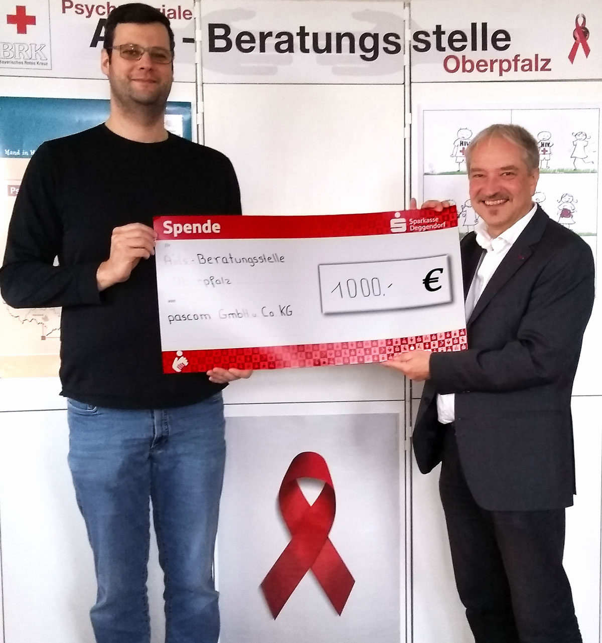 PASCOM CEO Quirin Pasquay überreicht die Spende des Unternehmens PASCOM an Hans-Peter Dorsch, dem Leiter der Aids-Beratungsstelle Oberpfalz