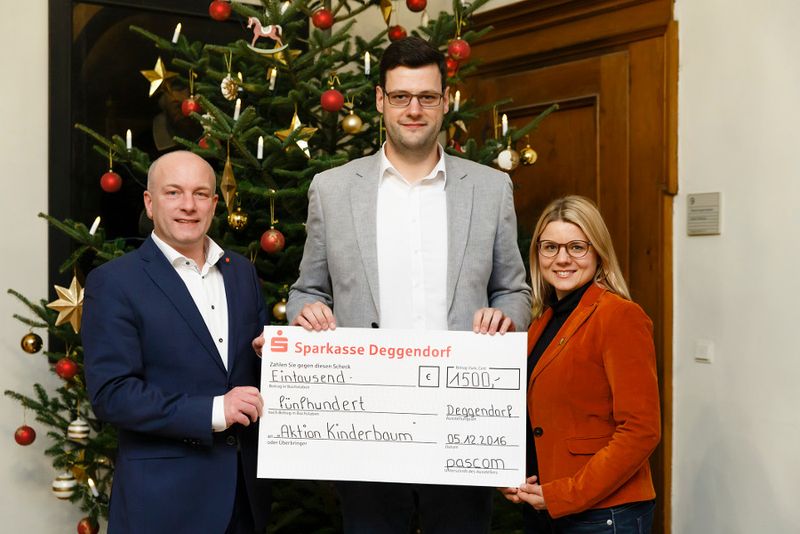 PASCOM CEO donating to the Aktion Kinderbaum Regensburg project